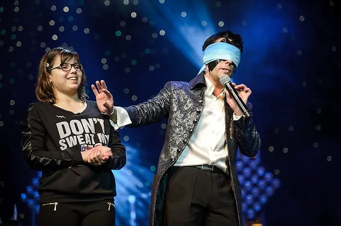 Frederic Da Silva performing a blindfolded mind-reading segment during Paranormal