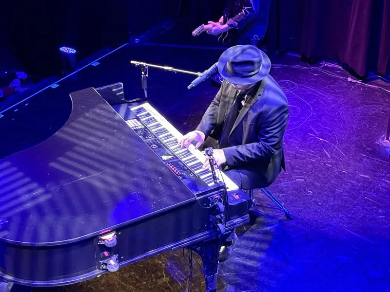 Kyle Martin performing live on grand piano in a fedora at Piano Man